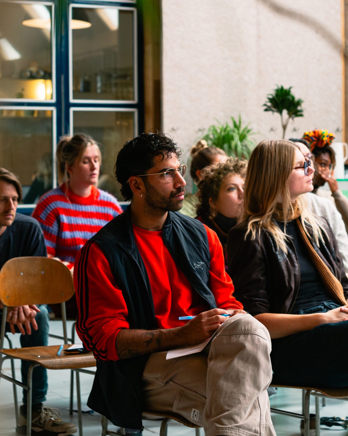 Deelnemers luisteren tijdens een Innerleaps-sessie